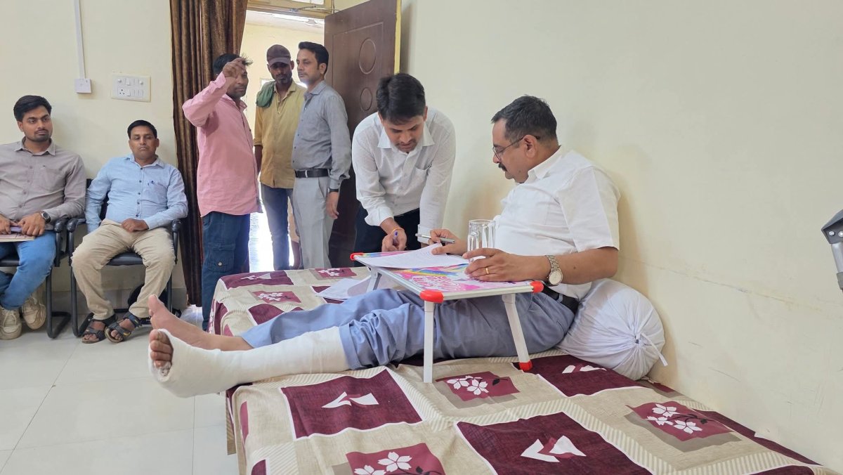 Shivpuri News: ड्यूटी के प्रति गजब जज्बा! फ्रैक्चर पैर के बावजूद SDM अनूप श्रीवास्तव दफ्तर पहुंचकर निपटा रहे फाइलें