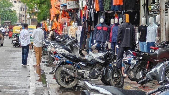 Indore Traffic News: इंदौर के राजवाड़ा बाजार में पैदल चलना हुआ दूभर; फुटपाथ पर दुकानदारों का कब्जा, बढ़ रहा हादसों का खतरा