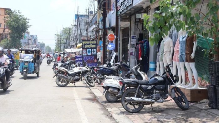 Indore News: वीआईपी से एयरपोर्ट रोड की 60 फीट रोड पर अतिक्रमण का कब्जा; पैदल चलना हुआ मुश्किल, दुर्घटना का बढ़ रहा खतरा