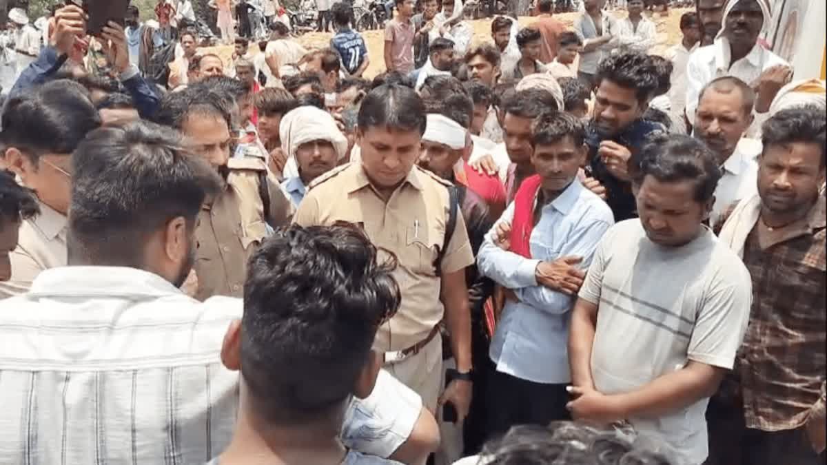 Chhatarpur Road Accident: छतरपुर में तेज रफ्तार बोलेरो का कहर; बाइक सवार पिता-पुत्र की दर्दनाक मौत, नेशनल हाईवे पर लगा जाम