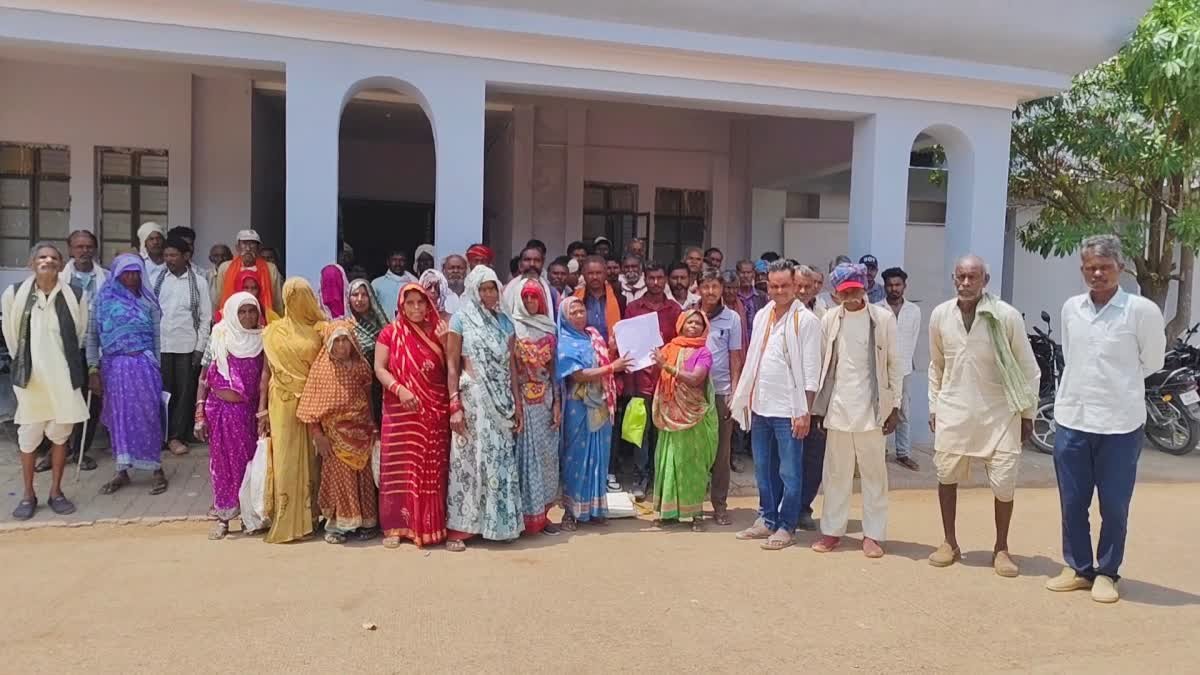 Panna News: वन भूमि के नक्शे में फंसा धनगढ़ गांव; 70 वर्षों से ग्रामीण लगा रहे गुहार, कलेक्टर जनसुनवाई में पहुंचे सैकड़ो लोग