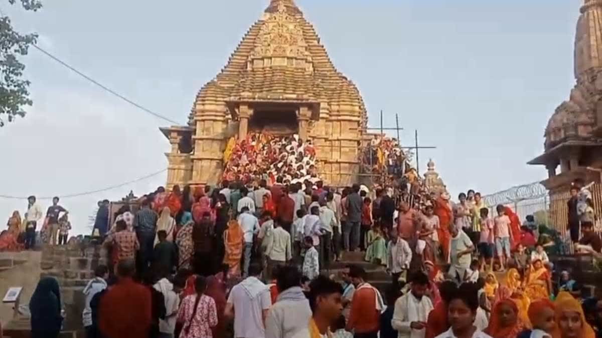 खजुराहो में सोमवती अमावस्या: 30 साल बाद बना दुर्लभ महासंयोग, मतंगेश्वर मंदिर में उमड़ा आस्था का जनसैलाब