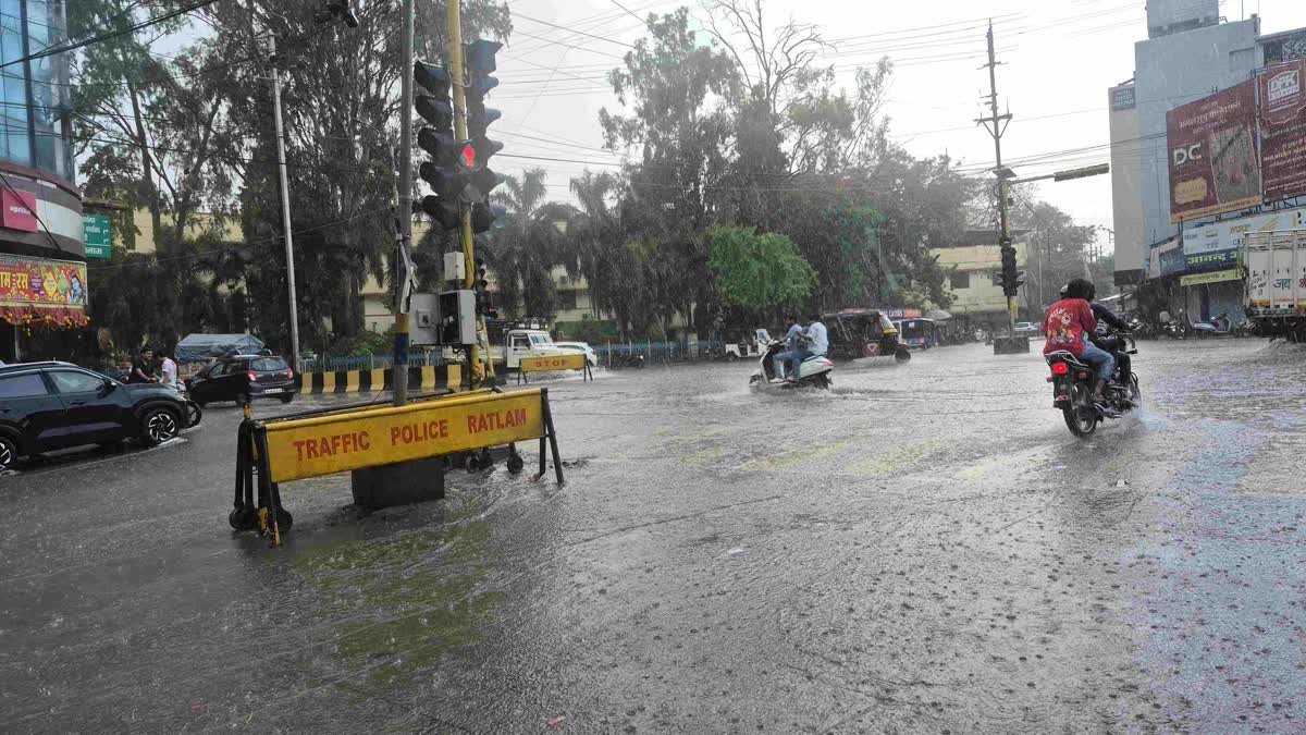 First Rain in Ratlam: मानसून की पहली बारिश ने खोली नगर निगम की पोल; सड़कों पर भरा पानी, सोयाबीन बुवाई की तैयारी शुरू