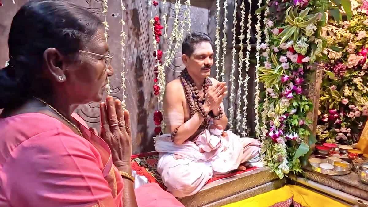 MP News: ओंकारेश्वर और ममलेश्वर धाम पहुंचीं राष्ट्रपति मुर्मू, सिकल सेल एनिमिया कार्यक्रम में होंगी शामिल