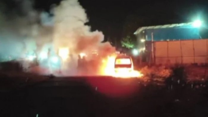 Car Fire in Badarwas: शिवपुरी के बदरवास बायपास पर कार में लगी भीषण आग; व्यापारी सवार थे पटना, जलकर खाक हुई गाड़ी