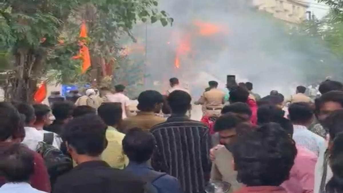 Indore Fire Incident: विजयनगर में गैस लीकेज से भीषण आग; बोरिंग मशीन के कारण हुआ बड़ा हादसा, प्रशासन की लापरवाही उजागर