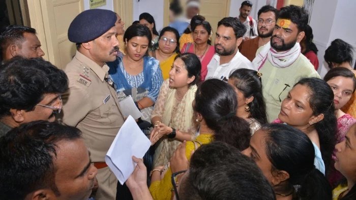 Jabalpur News: रादुविवि दीक्षांत समारोह की रिहर्सल में हंगामा, राष्ट्रपति के हाथों मेडल न मिलने पर छात्रों का विरोध
