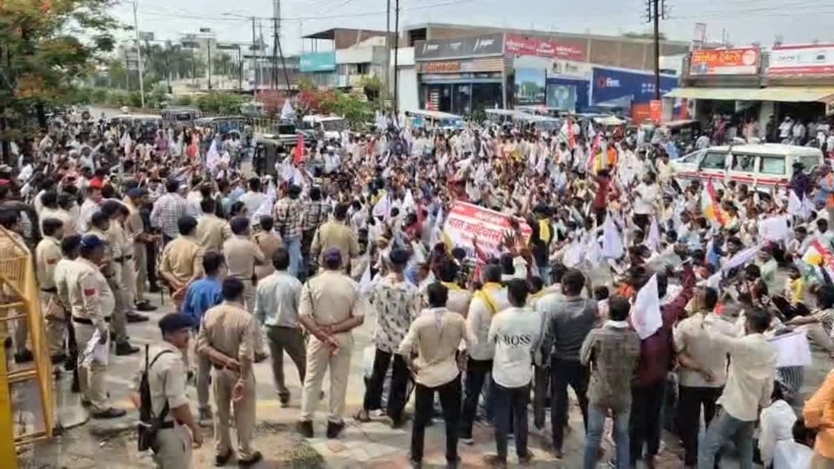 Ratlam News: भारतीय आदिवासी पार्टी का कलेक्ट्रेट पर बड़ा प्रदर्शन; विधायक कमलेश्वर डोडियार ने तोड़ा पुलिस बैरिकेड