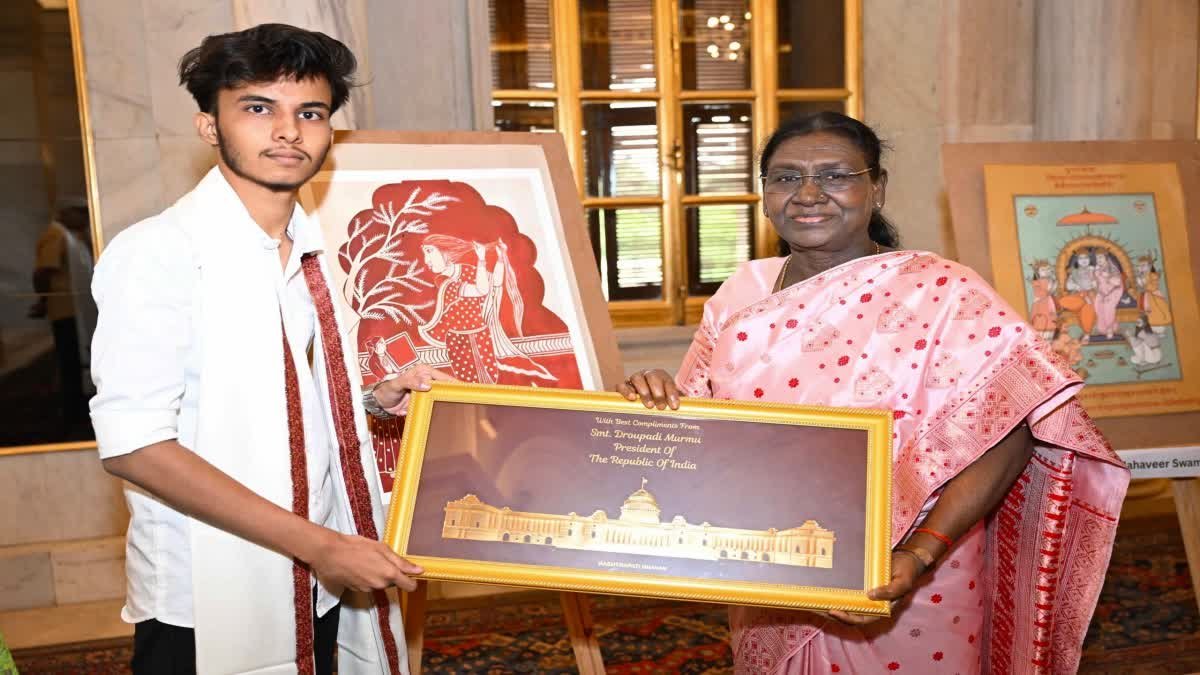 Rishabh Vanshkar: निवाड़ी के युवा चित्रकार ने बढ़ाया बुंदेलखंड का मान; राष्ट्रपति द्रौपदी मुर्मू ने ऋषभ को किया सम्मानित