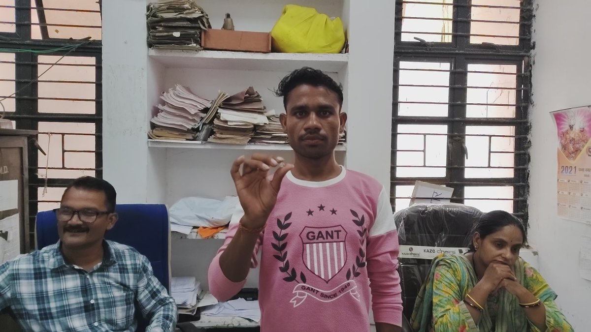 Panna Diamond News: पन्ना की धरती ने फिर उगला हीरा; आदिवासी युवक को मिला 11.19 कैरेट का बेशकीमती रत्न, कीमत 50 लाख से अधिक