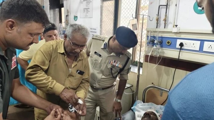 सीधी में कानून-व्यवस्था पर हमला: सड़क जाम खुलवाने गए थाना प्रभारी पर टांगी और हंसिए से वार, हालत गंभीर