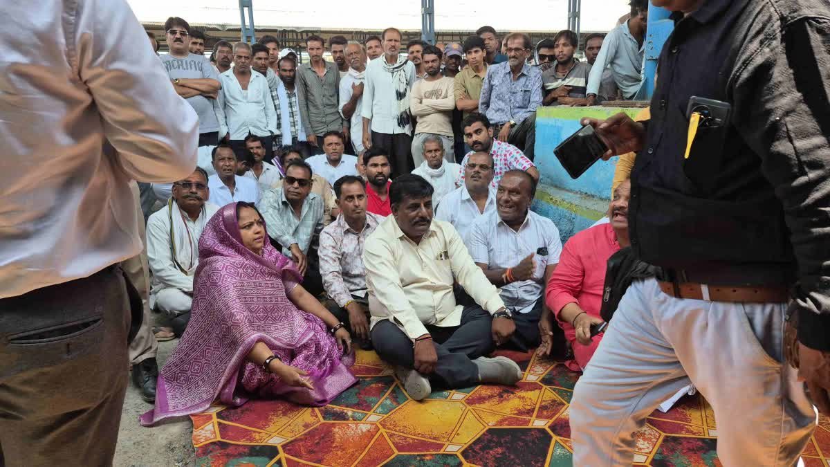 Ratlam News: शासकीय कार्यक्रम में भाजपा के होर्डिंग पर बवाल, कांग्रेस का धरना; प्रशासन ने आनन-फानन में हटवाए पोस्टर