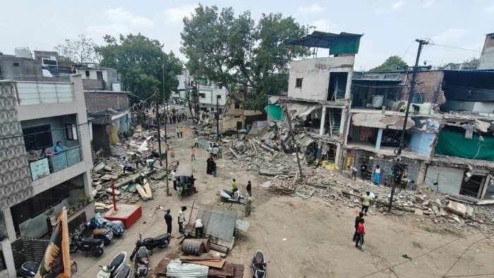 इंदौर में बुलडोजर एक्शन: जूना रिसाला इलाके में सड़क किनारे किए गए अतिक्रमण पर चली कार्रवाई