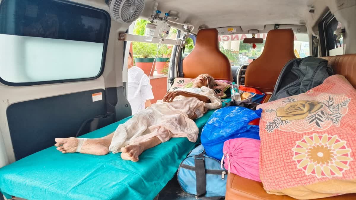 Indore News: 900 किलोमीटर का एम्बुलेंस सफर! संपत्ति हड़पने वाले भतीजे के खिलाफ न्याय मांगने इंदौर पहुंची 83 वर्षीय बुजुर्ग