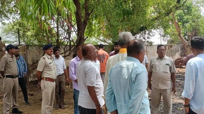 Dhar Crime News: कालीबावड़ी में बुजुर्ग दंपति के घर खौफनाक लूट; बदमाशों ने किया जानलेवा हमला, लाखों के जेवर पार