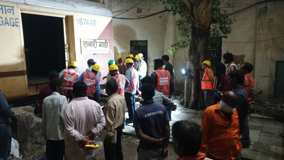 इंदौर रेलवे स्टेशन पर बड़ा हादसा: पिटलाइन पर पैसेंजर ट्रेन का रैक पटरी से उतरा, मची अफरा-तफरी