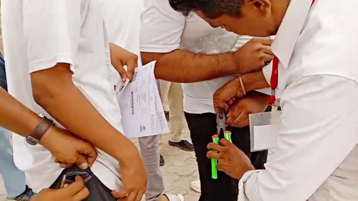 NEET Exam Re-conduct: रीवा में नीट परीक्षा के दौरान कड़ी सुरक्षा, मेटल बटन और कलावे तक कटवाए; देखें सख्ती का मंजर