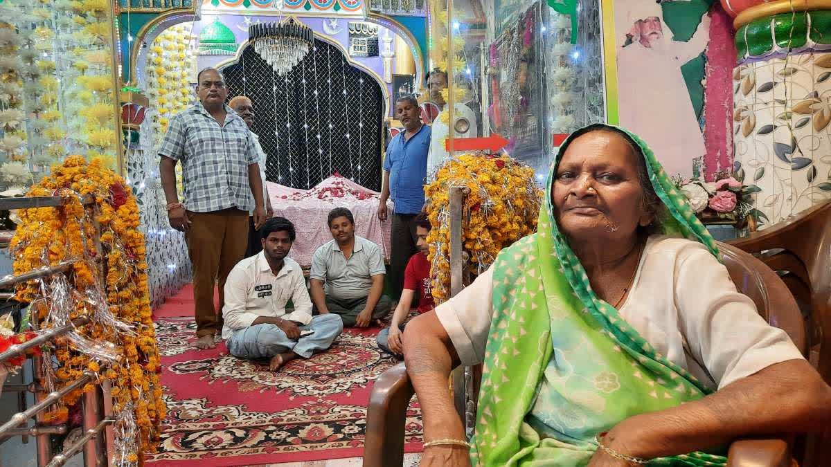 Symbol of Unity: विदिशा में गंगा-जमुनी तहजीब की अद्भुत कहानी; मजार के सामने हनुमान मंदिर और हिंदू परिवार निभा रहा मुहर्रम की परंपरा
