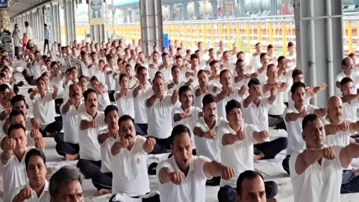 International Yoga Day 2026: भोपाल के रानी कमलापति स्टेशन पर पहली बार हुआ योग महाकुंभ, यात्रियों और कर्मचारियों ने की साधना