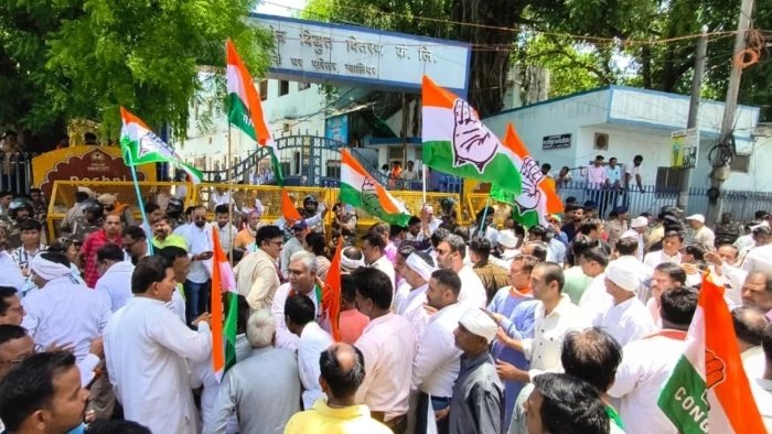 ग्वालियर में स्मार्ट मीटर के खिलाफ कांग्रेस का हल्ला बोल: बिजली कंपनी कार्यालय पर किया जोरदार प्रदर्शन