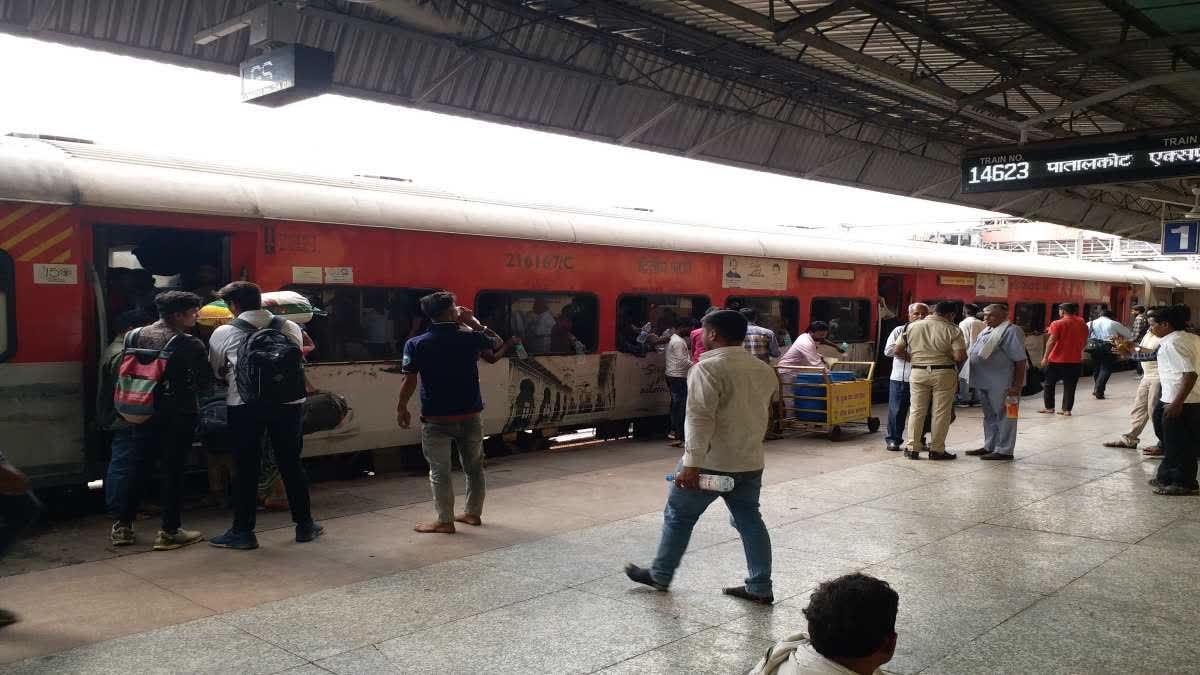Indian Railway New Rules 2026: ट्रेनों में अब धूम्रपान और गंदगी फैलाना पड़ेगा महंगा, रेलवे ने बढ़ाया भारी जुर्माना
