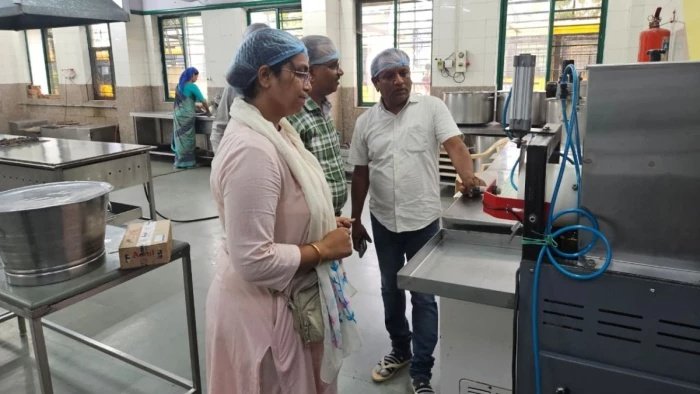 Indore Food Safety Alert: इंदौर में दूषित भोजन की शिकायतों में भारी उछाल; हर महीने 300 केस, हॉस्टल और मेस में मिल रही गंदगी