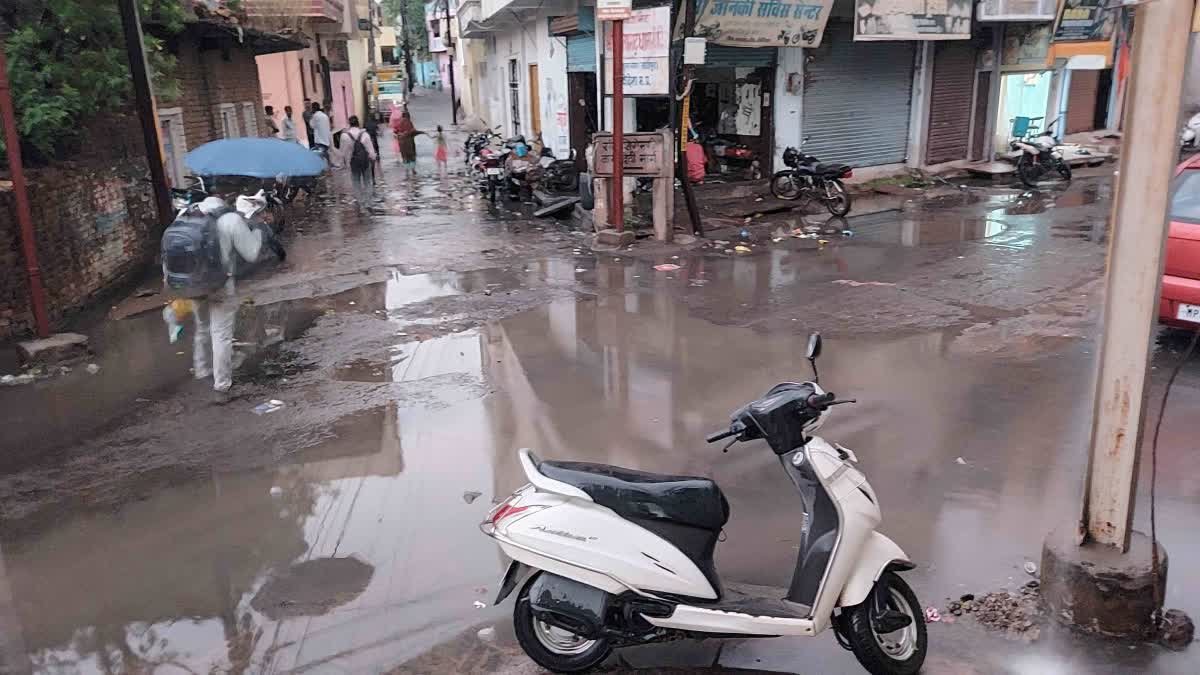 विदिशा: नालों की सफाई सिर्फ कागजों पर? जलभराव से डूबे शहर के व्यस्त मार्ग, सड़क के गड्ढे बने मुसीबत
