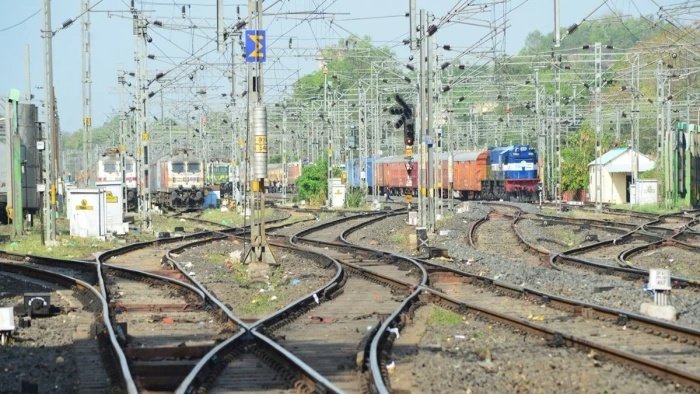 श्रीधाम एक्सप्रेस का बदला रूट; ललितपुर स्टेशन पर रिमाडलिंग के चलते 1 से 31 जुलाई तक ट्रेनें प्रभावित