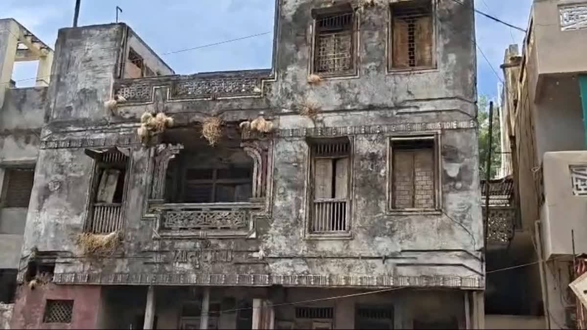 बारिश में हादसों को न्योता दे रहे जर्जर मकान; नगर निगम ने चिह्नित किए 84 खतरनाक भवन, मालिकों को नोटिस जारी