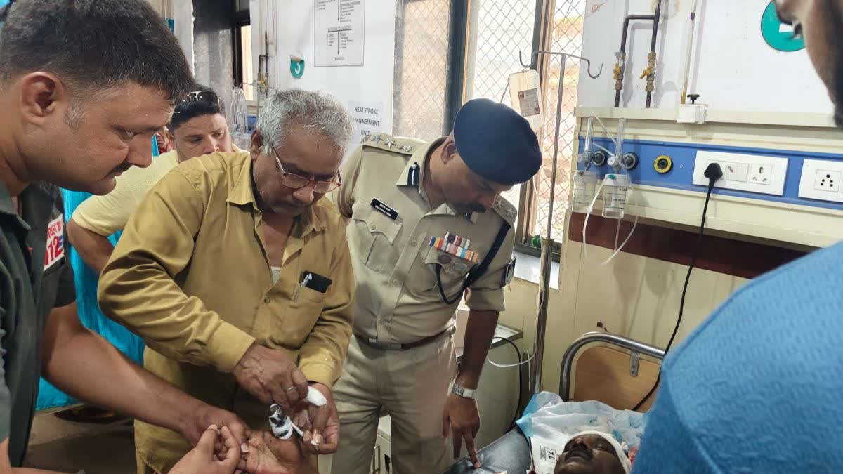 सीधी में ऑन-ड्यूटी थाना प्रभारी पर टांगी और हंसिए से जानलेवा हमला, सड़क जाम खुलवाने के दौरान फूटा सिर