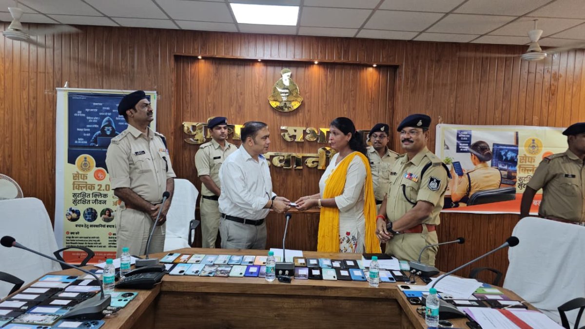 Cyber Cell Barwani: गुम मोबाइल मिलने पर खिले लोगों के चेहरे; पुलिस ने विभिन्न राज्यों से ट्रेस किए 129 फोन