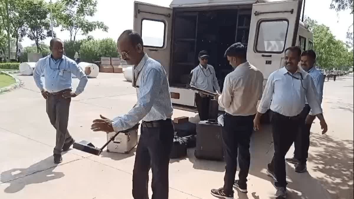 खजुराहो मंदिर में मची अफरा-तफरी: परिसर में मिली संदिग्ध वस्तु, बम निरोधक दस्ते ने पहुंचकर संभाला मोर्चा