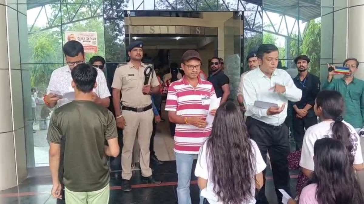 NEET UG Re-Exam 2026: इंदौर में 57 केंद्रों पर नीट की दोबारा परीक्षा, अभेद्य सुरक्षा घेरे में 20 हजार से अधिक छात्र