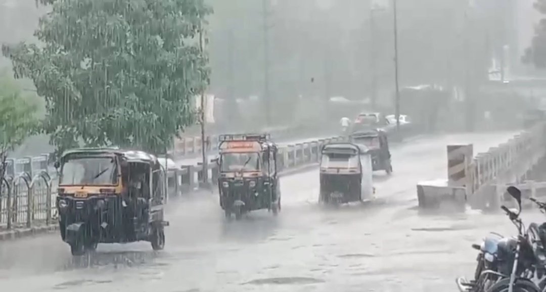 MP Monsoon Update: मध्य प्रदेश में मानसून की धमाकेदार एंट्री; 45 जिलों के लिए येलो अलर्ट जारी, जानिए कब तक भीगेगा पूरा प्रदेश