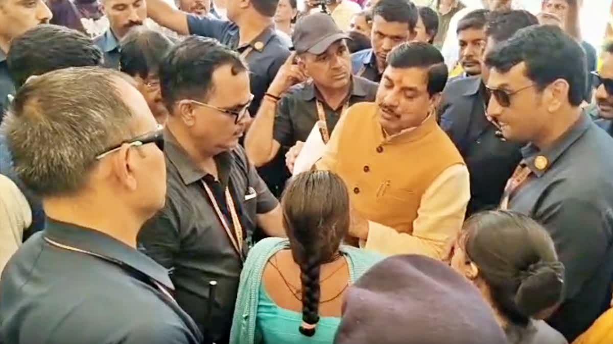 Indore News: मेट्रो प्रोजेक्ट के मुआवजे में भेदभाव! सीएम मोहन यादव के पैर पकड़कर महिला ने लगाई गुहार
