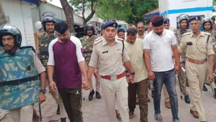 Ujjain News: बड़नगर में हवा में लटकी वैन को उड़ाया; सार्वजनिक सुरक्षा को खतरे में डालने पर पुलिस का एक्शन, 20 आरोपी होंगे चिह्नित