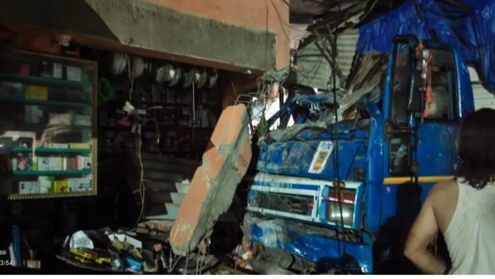 Sagar Road Accident: सागर-खुरई मार्ग पर अनियंत्रित मिनी ट्रक दुकान में घुसा; चालक गंभीर रूप से घायल