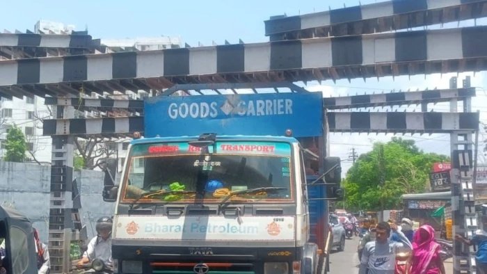 Jabalpur Railway Bridge News: रेलवे पुल नंबर-दो के हाइट गेज में फंसा ट्रक; चालक हवा कम कर वाहन लेकर हुआ फरार