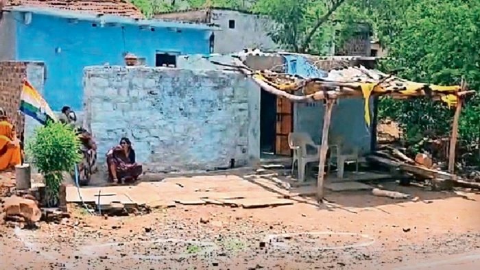 Banda Crime News: पैसों के पुराने विवाद में दिव्यांग की निर्मम हत्या; बैसाखी से पीटकर सीने में घोंपा नुकीला हिस्सा