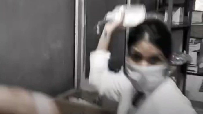 Morena District Hospital: जिला अस्पताल में नर्स की गुंडागर्दी, अटेंडर पर फेंकी बोतल और दी प्राइवेट अस्पताल जाने की धमकी