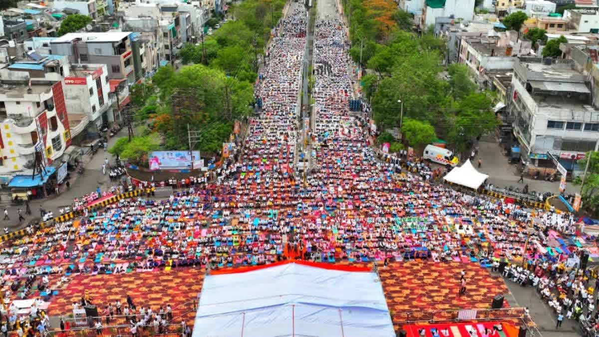 Indore World Record: इंदौर ने योग दिवस पर रचा इतिहास, 10 हजार लोगों ने एक साथ भ्रामरी प्राणायाम कर बनाया वर्ल्ड रिकॉर्ड