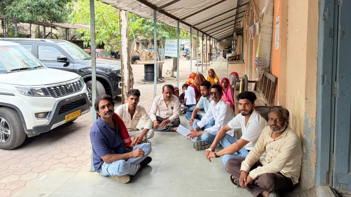 Electricity Issue in Ratlam: बिजली का बिल घरेलू, पर सप्लाई कृषि फीडर से! 10 साल से अंधेरे में रहने को मजबूर ग्रामीण