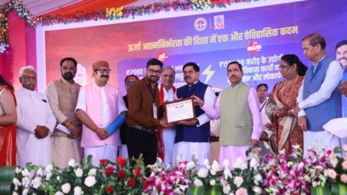 नीमच दौरे पर सीएम और केंद्रीय मंत्री प्रहलाद जोशी; 3800 करोड़ के विकास कार्यों का भूमिपूजन, कांग्रेसियों पर पुलिस सख्त