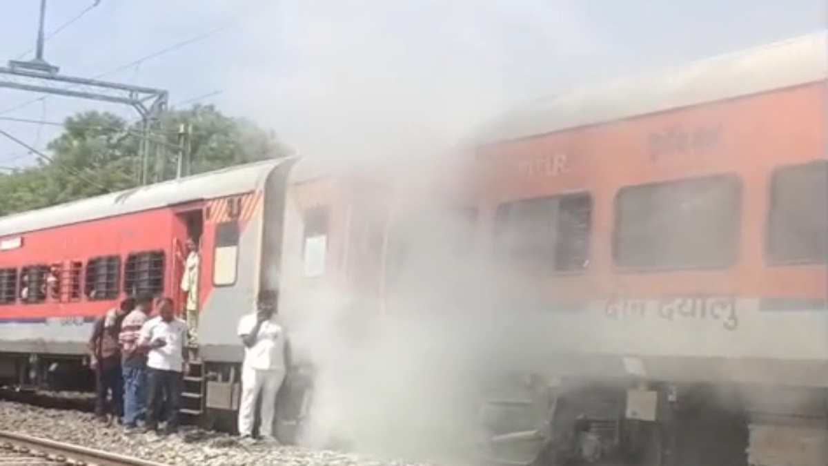 Ratlam Railway News: लूनी रिछा स्टेशन के पास रणथंभौर एक्सप्रेस के पहियों से निकला धुआं, यात्रियों में मची अफरातफरी