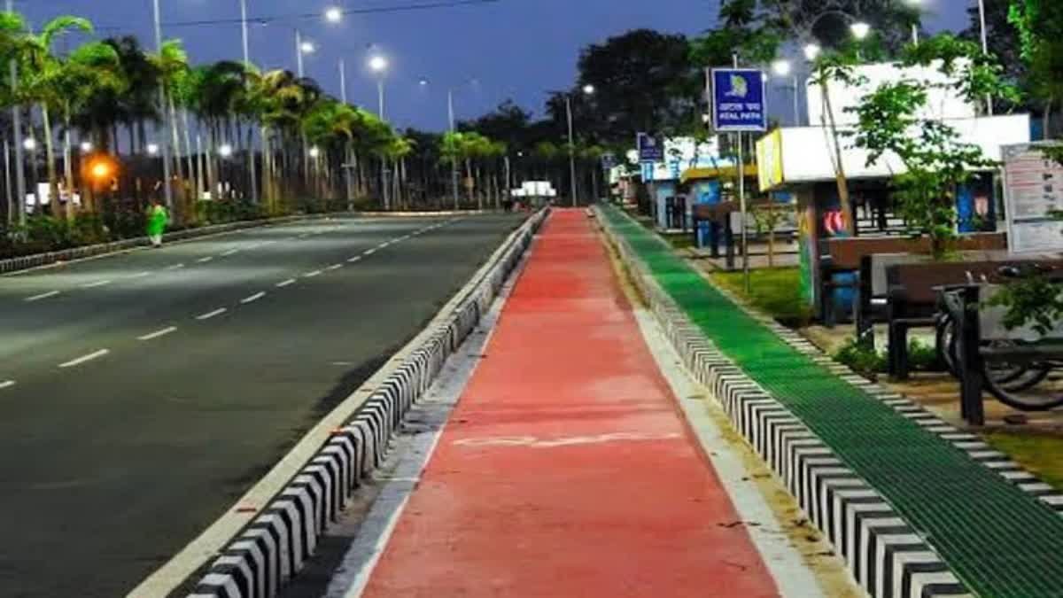 Bhopal Stunt Video: भोपाल की पॉश सड़क 'अटल पथ' बनी स्टंटबाजों का अड्डा; चलती कार की छत पर बैठी युवती