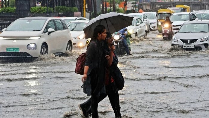 MP Weather News: मध्य प्रदेश के 18 जिलों में मानसून का प्रवेश; इंदौर में 70 मिमी बारिश, नगर निगम के इंतजामों की खुली पोल