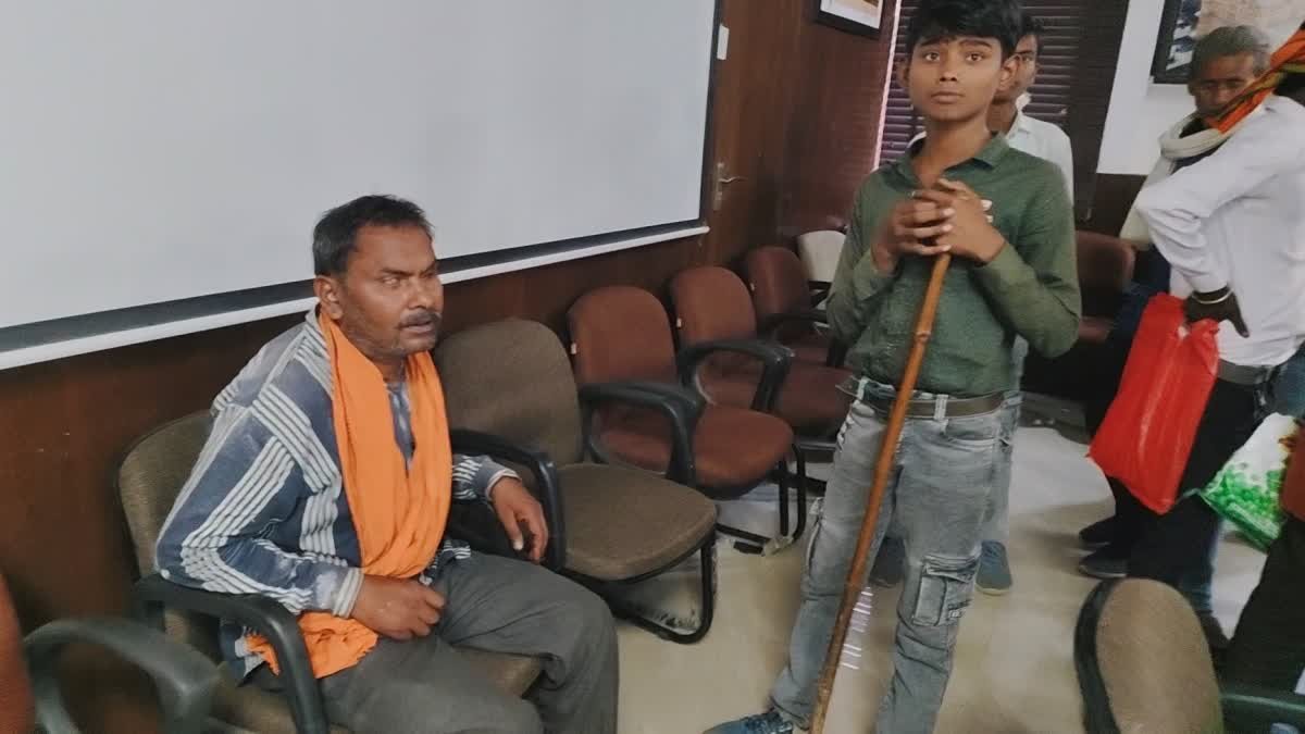 पन्ना: दृष्टिबाधित पिता की पीड़ा, बच्चों के हॉस्टल एडमिशन के लिए दर-दर भटकने को मजबूर; जनसुनवाई में लगाई गुहार