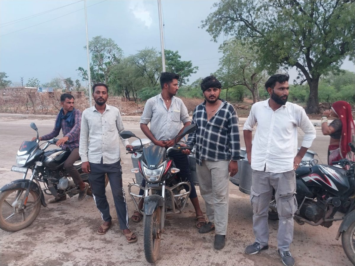 Connectivity Crisis: श्योपुर जिले के कलमी गांव में नेटवर्क का टोटा; डिजिटल इंडिया के दौर में भी ग्रामीण बुनियादी सुविधाओं से दूर