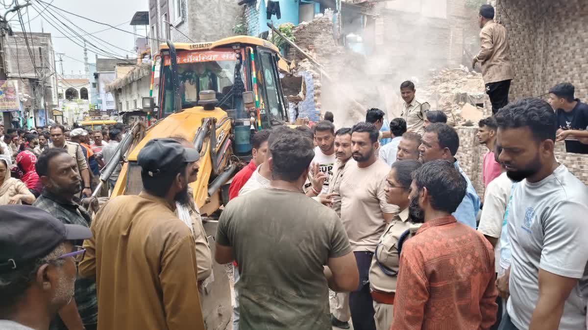 Ujjain Building Collapse: उज्जैन में भरभराकर गिरा जर्जर मकान; मलबे में दबने से 16 वर्षीय किशोर की मौत, 8 घायल