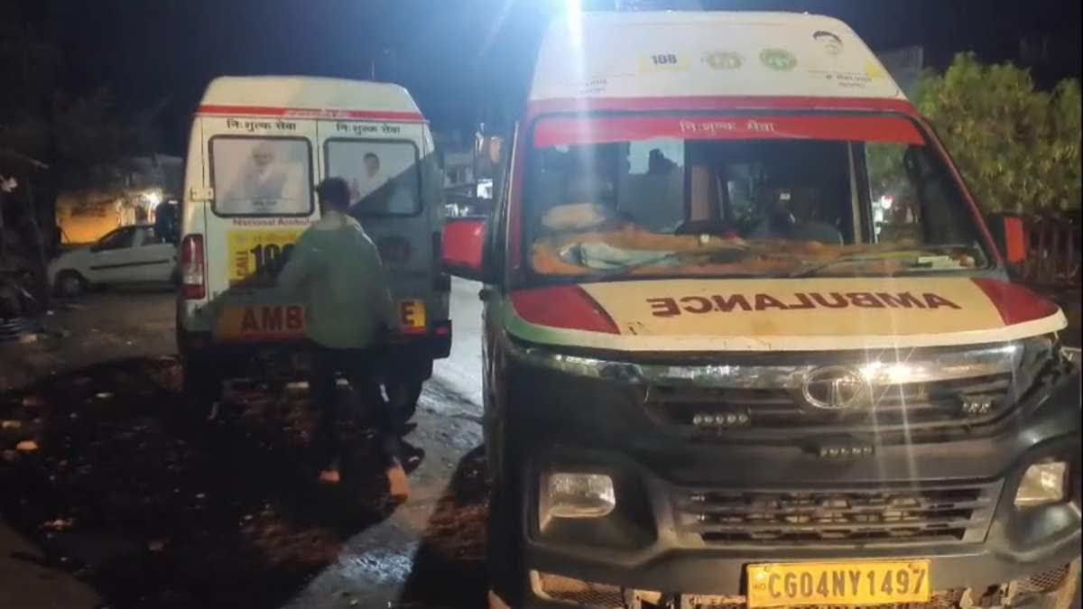 Chhatarpur Ambulance Scandal: मरीजों की जगह शराब के ठेके पर खड़ी मिलीं 108 एंबुलेंस; ड्राइवरों पर लगे गंभीर आरोप
